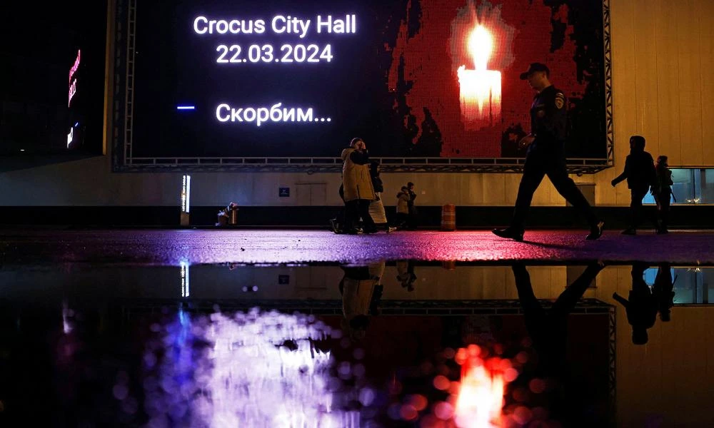 Μόσχα-Επίθεση: Οι τρομοκράτες έπεσαν πάνω σε μια τετραμελή οικογένεια έξω από το Crocus με το αυτοκίνητο